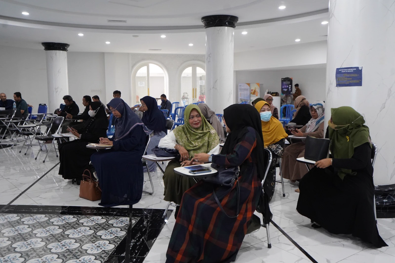Peserta seminar UMKM duduk mencatat materi di Aula Serbaguna
