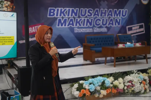 Pembicara menyampaikan materi pada seminar UMKM di Aula Serbaguna