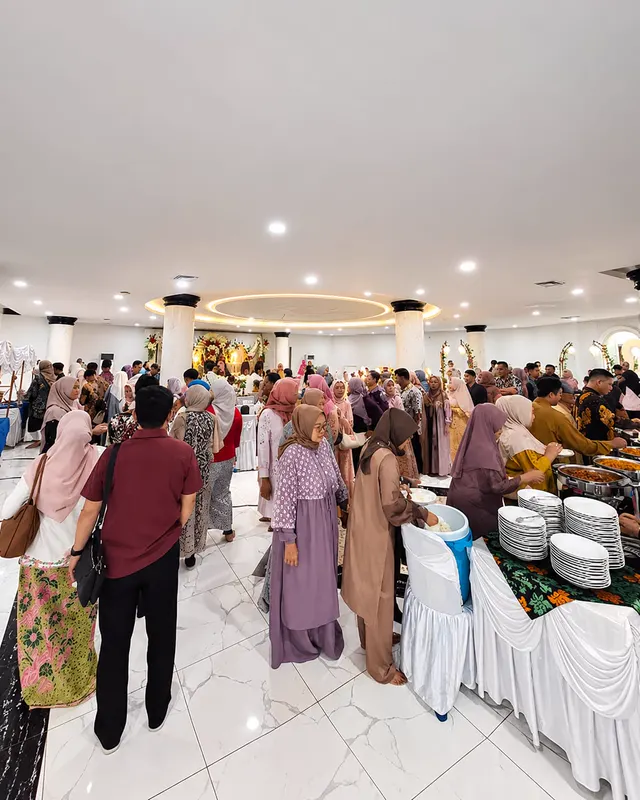 Tamu undangan di area jamuan Aula Serbaguna