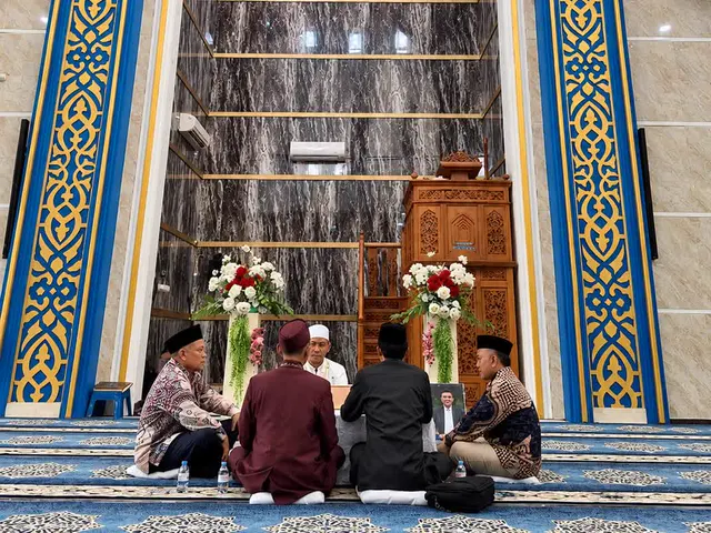 Prosesi akad nikah di depan mihrab bermotif biru dan emas