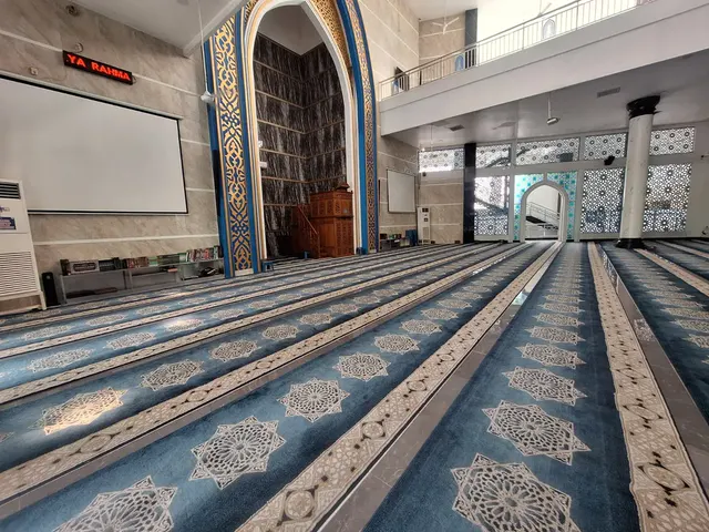Lengkung mihrab Ruang Utama dengan detail biru dan emas