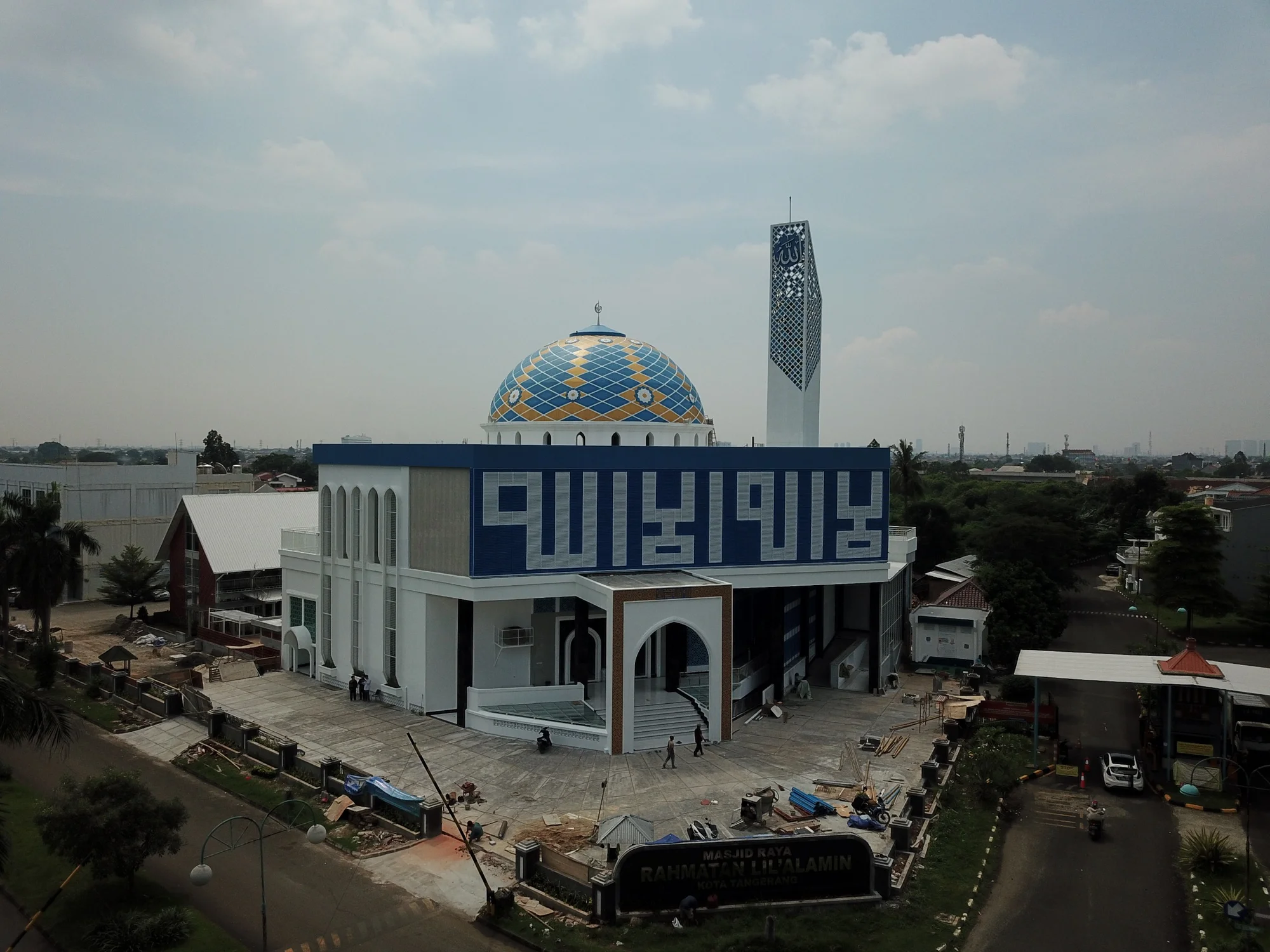 Masjid Raya Rahmatan Lil 'Alamin dilihat dari udara, kubah bermotif biru-emas dan menara