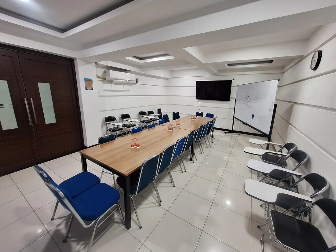 Ruang Meeting dengan meja rapat dan papan tulis