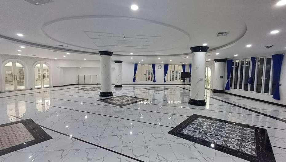 Aula Serbaguna MARALA dalam keadaan kosong, siap ditata