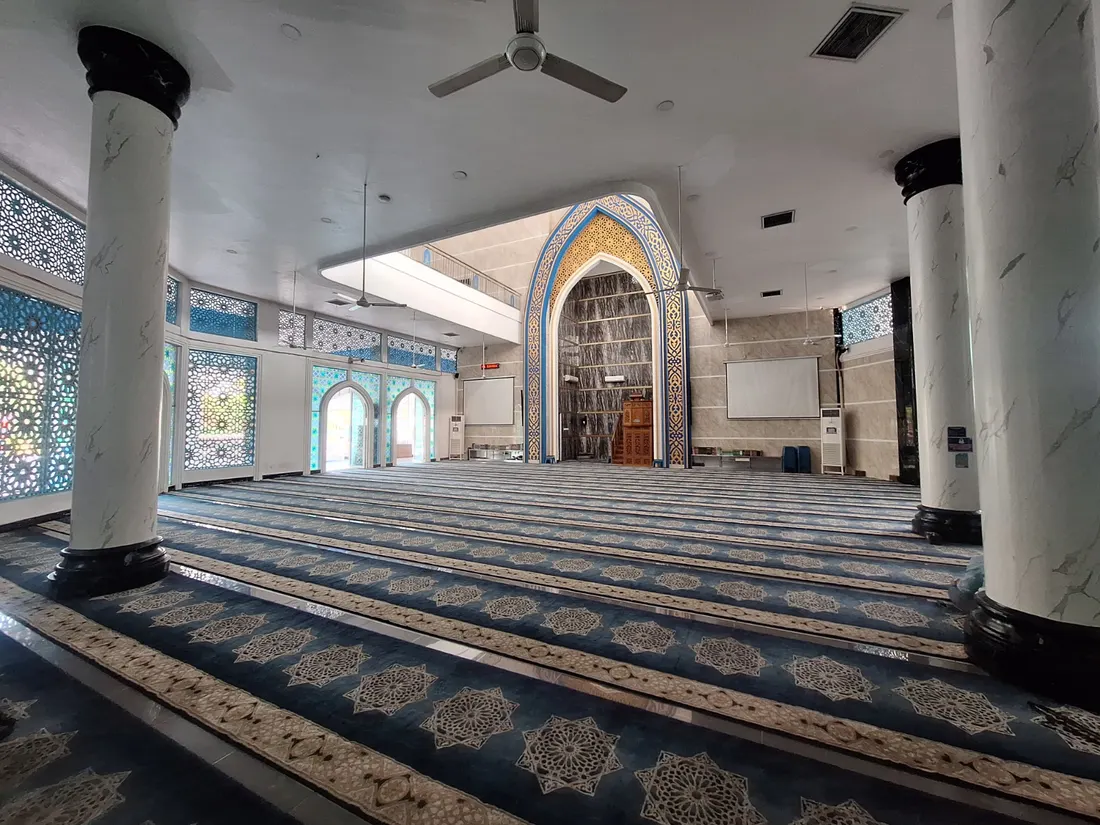 Ruang Utama Masjid Raya Rahmatan Lil 'Alamin, lengkung mihrab dilihat dari deretan tiang marmer