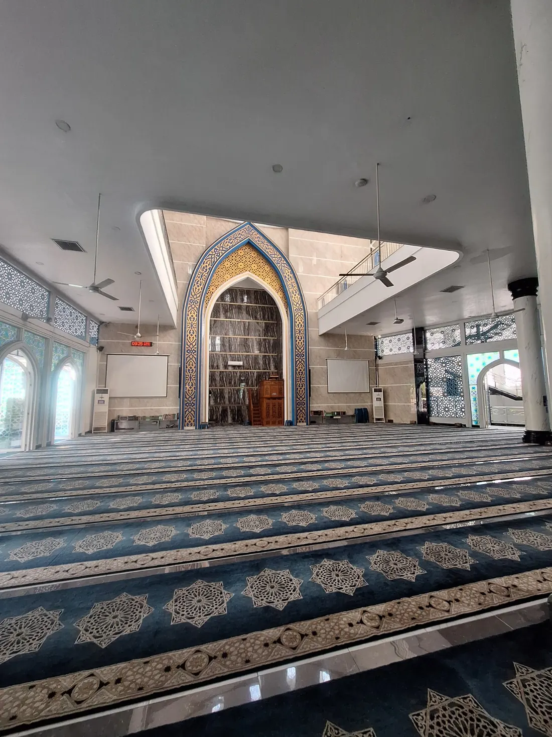 Ruang Utama dengan lengkung mihrab dan karpet sholat